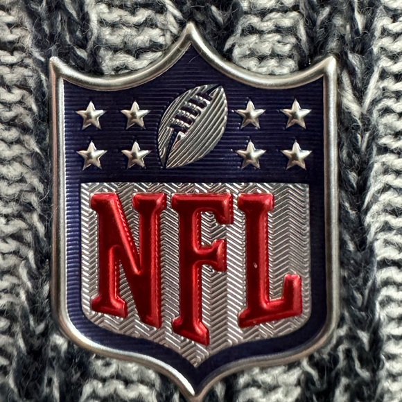 NFL Men's New Era Chicago Bears Striped Cuffed Knit Beanie Pom Pom Hat BNWOT - Picture 2 of 6